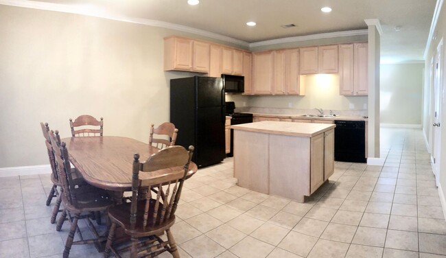 Building Photo - 3 Bedroom Townhouse Available now  in a de...