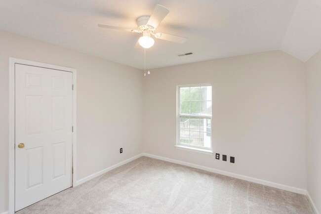 Building Photo - 105 Redbud Dr