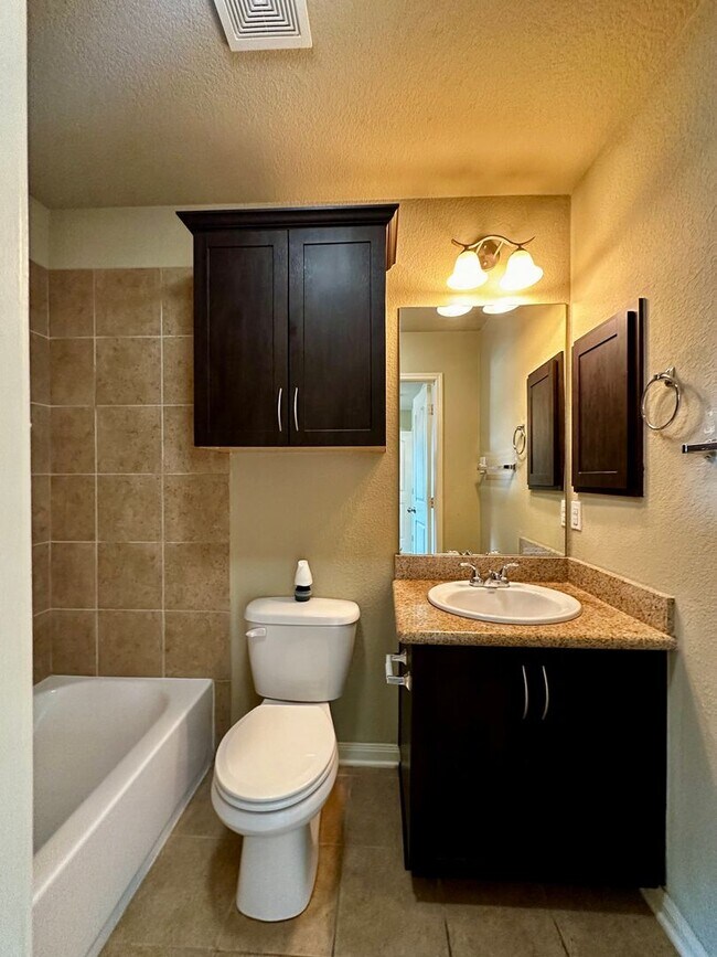 Building Photo - 4 Bd / 4.5 Ba Townhouse Minutes from Baylo...