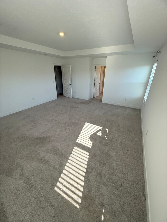 Building Photo - 1046 Elmwood Ln