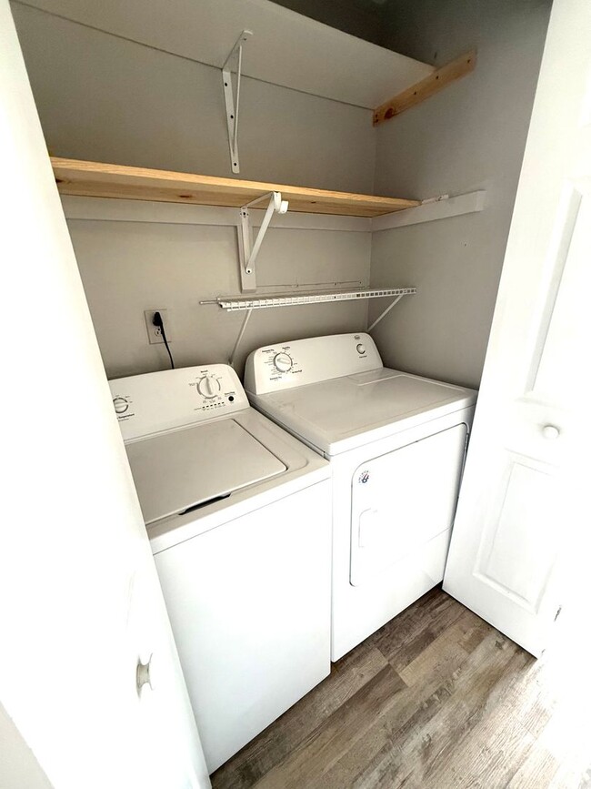 Building Photo - COMPLETELY RENOVATED TOWNHOUSE