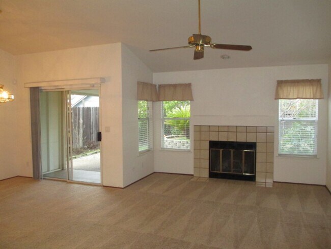 Building Photo - Woodcreek Oaks area home.