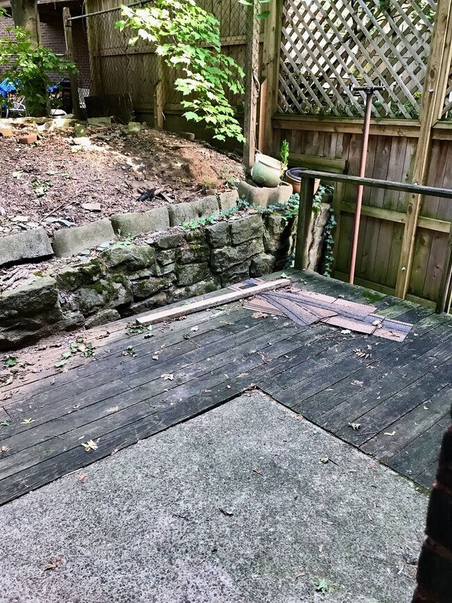 Building Photo - *** Shadyside Duplex Apartment * Pet Friendly * Spacious & Renovated * Available Now * Modern Fin...