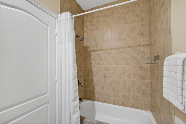 Building Photo - 8400 Heritage Club Dr