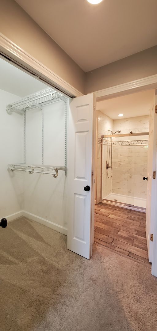 Building Photo - Spacious 5 Bedroom Executive Level Home