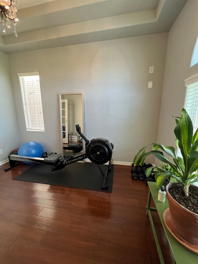 Building Photo - ABSOLUTELY AMAZING! Large 4 bedroom 2 stor...