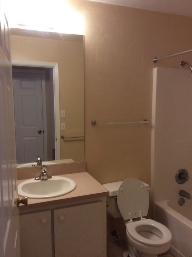 Building Photo - 2 Bedroom House in Wakulla Gardens