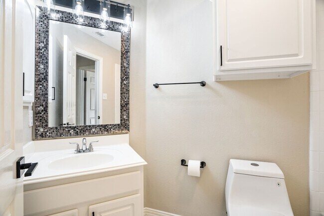 Building Photo - 684 Hollow Cir