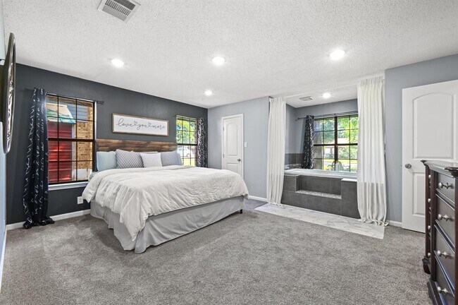 Building Photo - 303 Pin Oak Dr