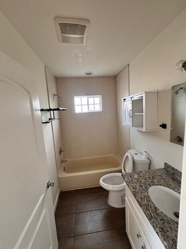 Building Photo - 1828-1828 Montrose St