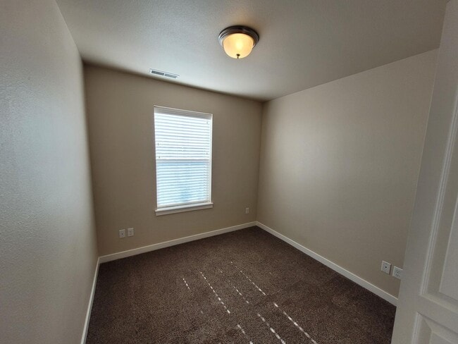 Building Photo - Outstanding Location with Community Pool!