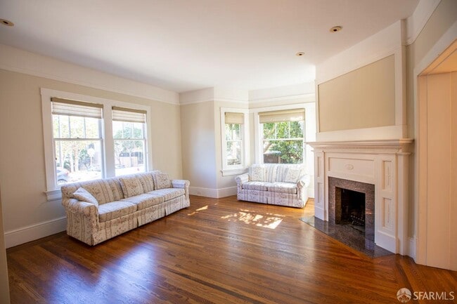 Primary Photo - 2901 Scott St