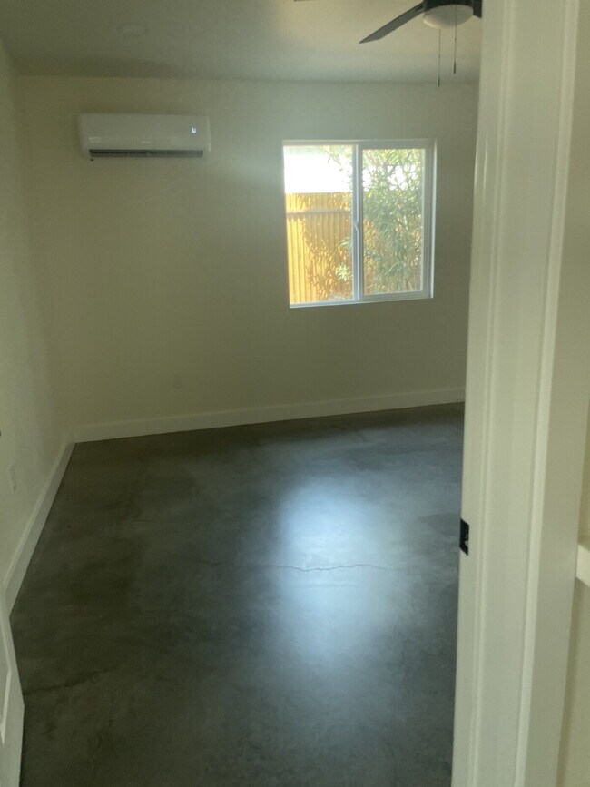 Building Photo - 1339 E 8th St