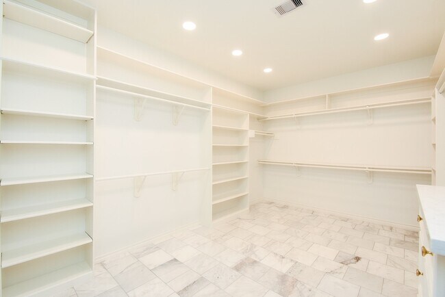 Building Photo - 1601 Nantucket Dr