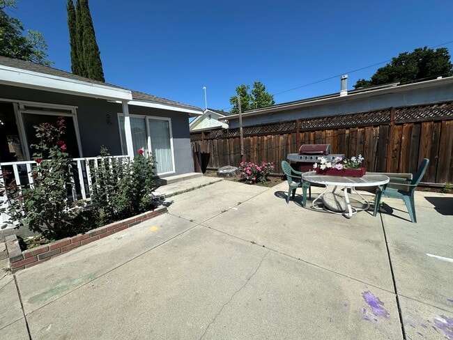Building Photo - Single family 2 bedroom 1 bath, yard