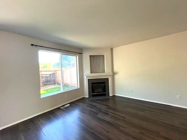 Building Photo - $500 Off first full month!!  3 Bedroom 2.5...