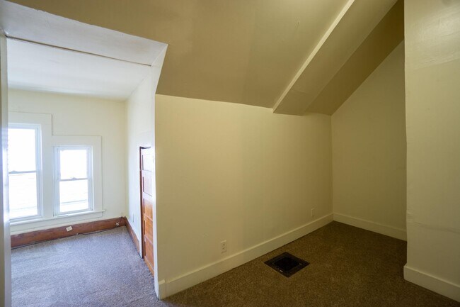 Building Photo - 917 Lancaster Ave
