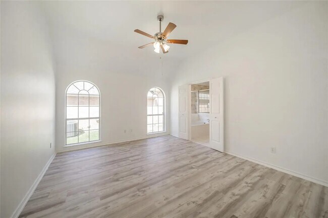 Building Photo - 4824 Holly Berry Dr