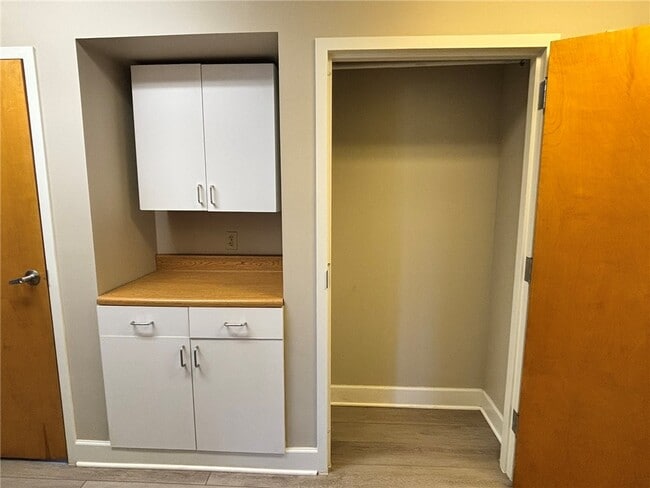 Building Photo - 1289 Creek St