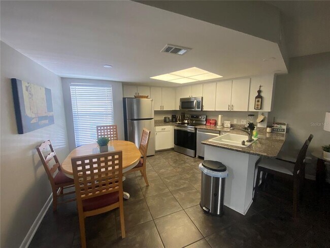 Building Photo - 2587 Cyprus Dr