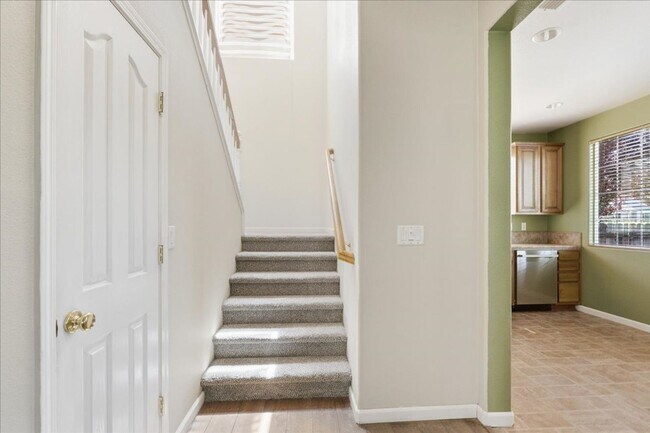 Building Photo - 2803 Crested St