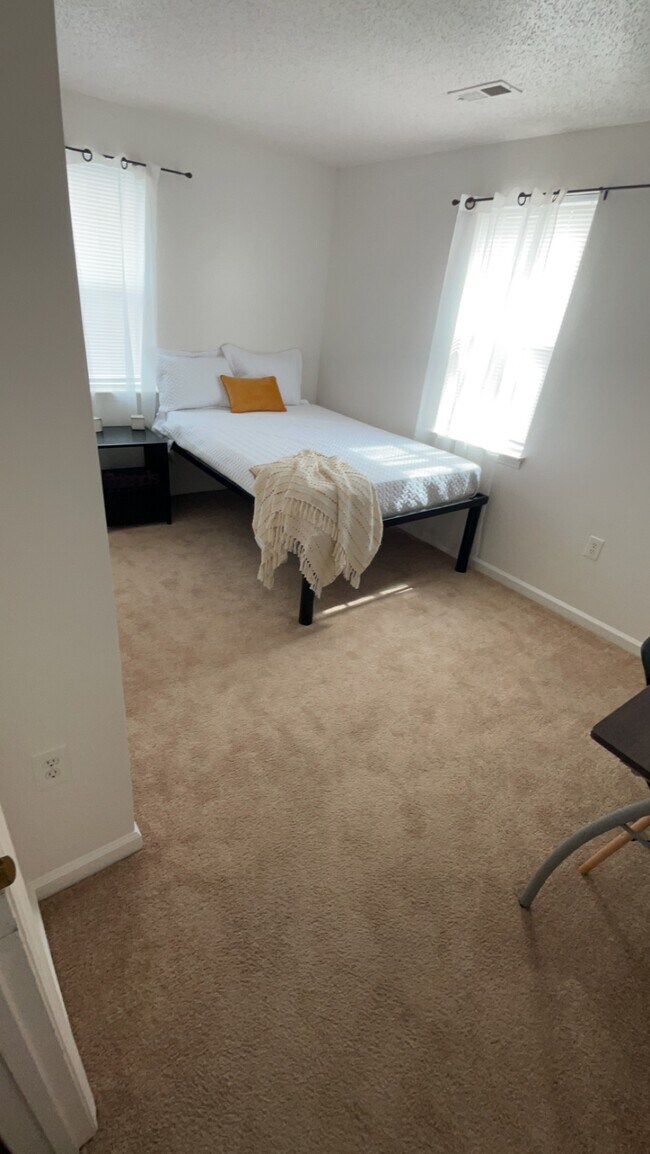 822 Castlewood Dr 822 Castlewood Dr Greensboro NC 27405 Apartment