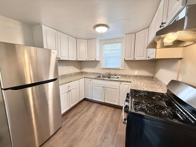 Building Photo - 1115 W 11th St