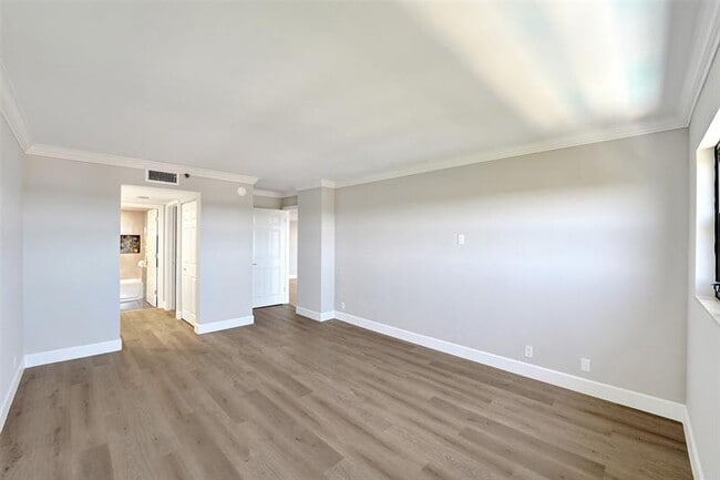 Building Photo - 3200 Port Royale Dr N