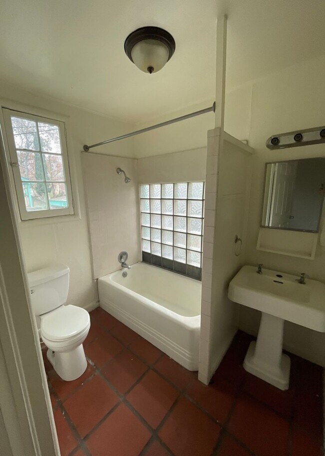 Building Photo - 840 E Brown Ave