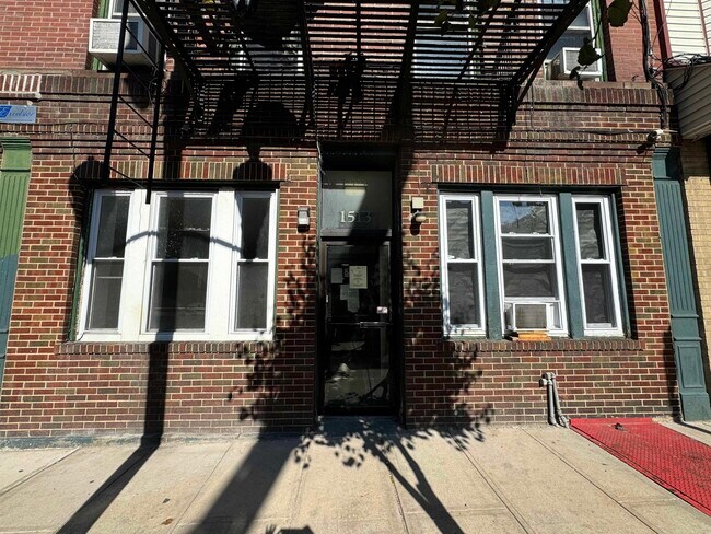 Primary Photo - 1513 Summit Ave