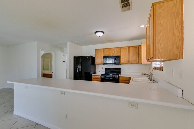 Building Photo - Spacious 4 Bedroom 2.5 Bathroom Home with Covered Patio & Large Backyard