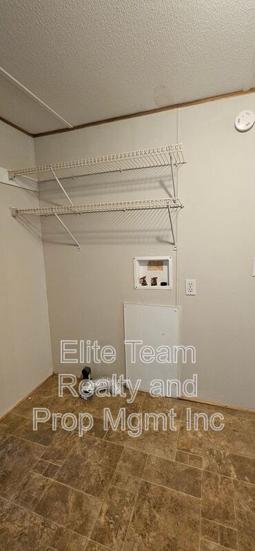Building Photo - 3103 Cedarvale Rd