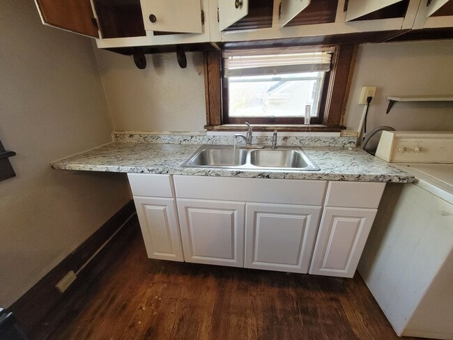 Building Photo - 809 Ferdinand Ave SW