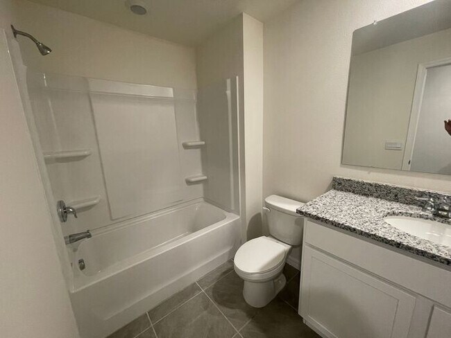 Building Photo - Beautiful, Newer 3/2.5 Apopka Townhome in Windrose!