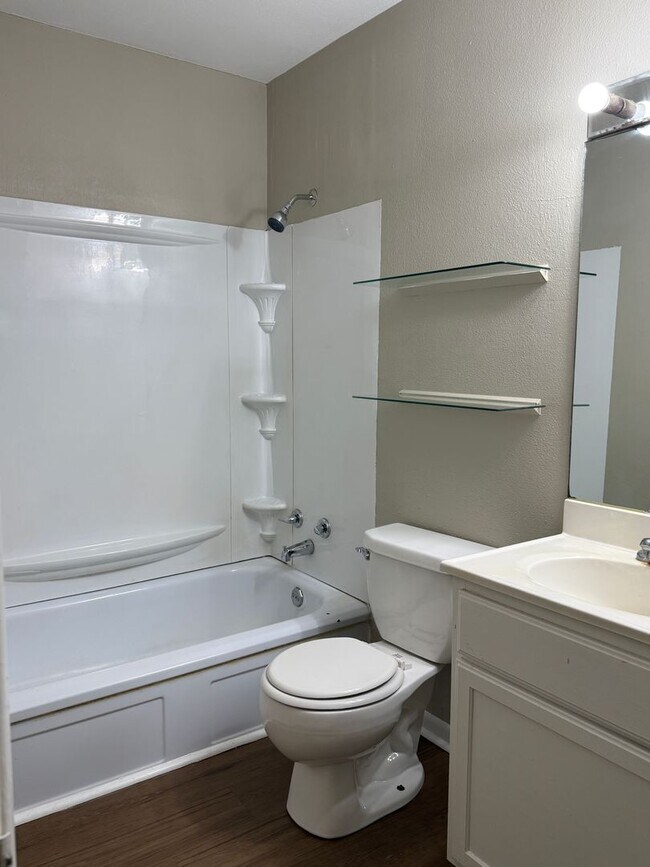 Building Photo - 3 Bedroom 2 Bath - Brook Village