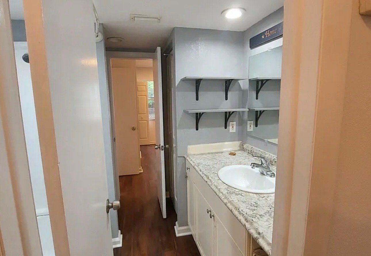 Building Photo - 824 Valencia Ave