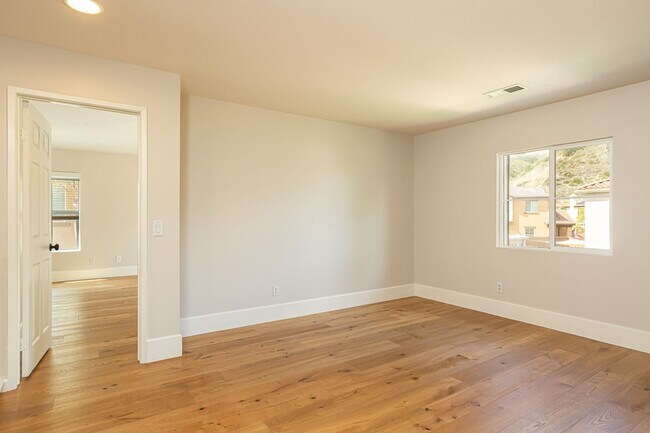 Building Photo - Beautiful Oceanside Cul-De-Sac Home!