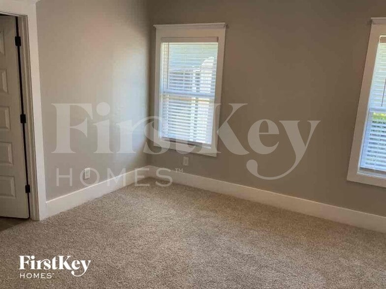 Building Photo - 3330 Sawyer Dr