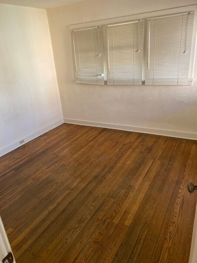 Building Photo - 1 Bedroom with Basement & Enclosed Yard