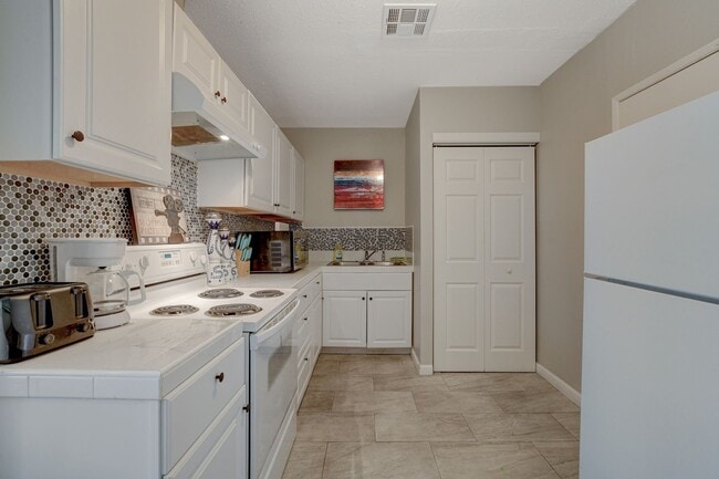Building Photo - Cozy 2-Bedroom Unit in Prime Las Vegas Loc...