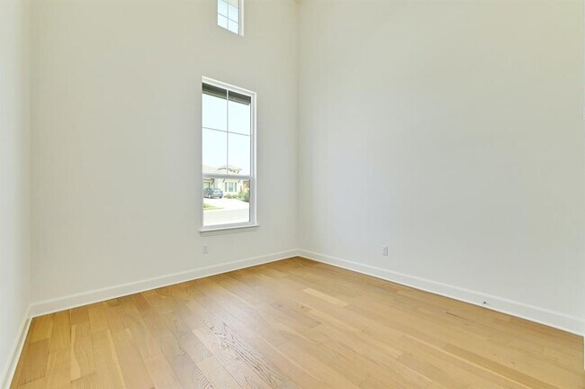 Building Photo - 19005 Fernando Trl