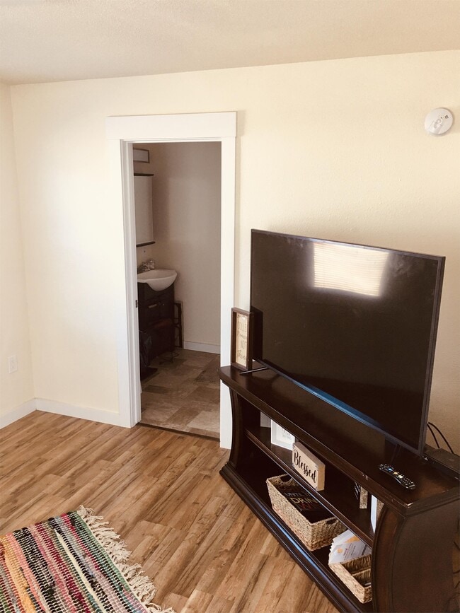 Building Photo - 4550 Lakeshore Blvd