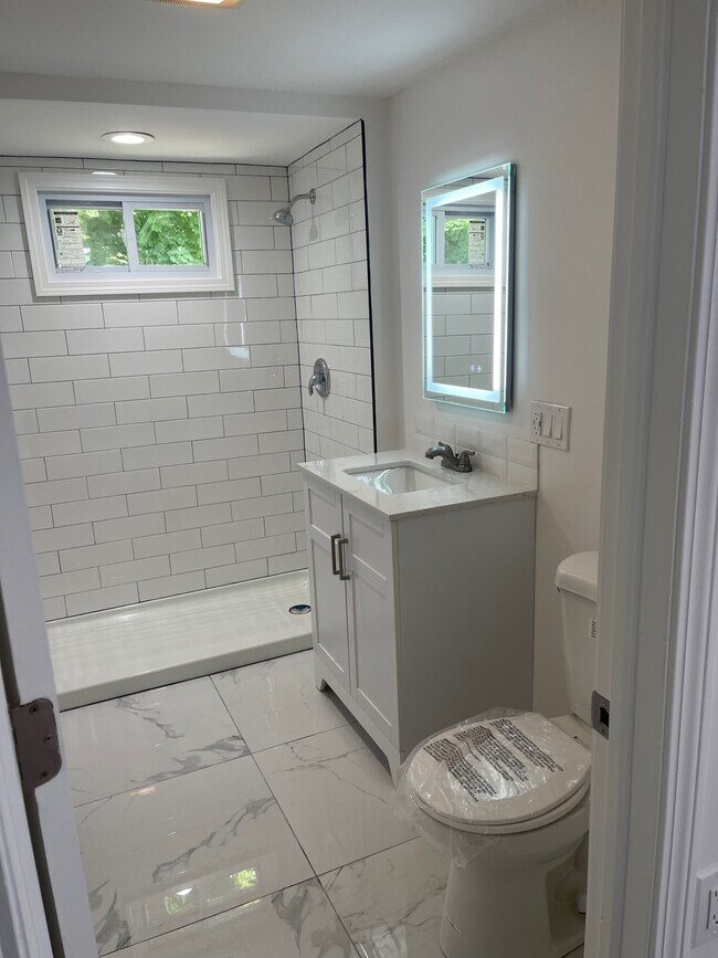 Building Photo - 28 Royce Pl