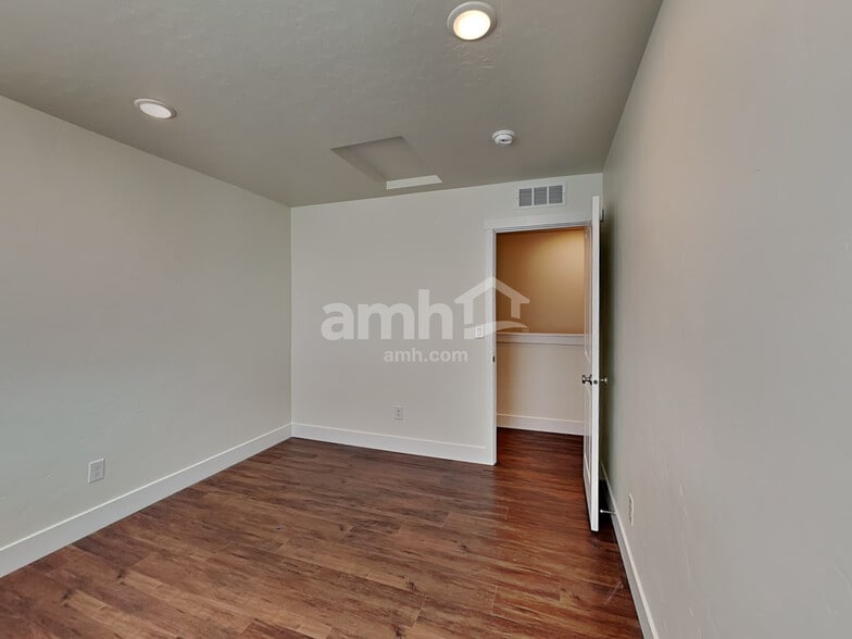 Building Photo - 9357 W Clancy St