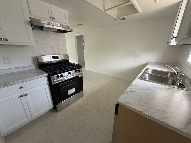 Building Photo - 3020 Lourdes St