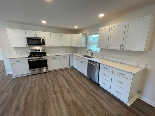 Building Photo - Completely remodeled 3/2 House- $2,150