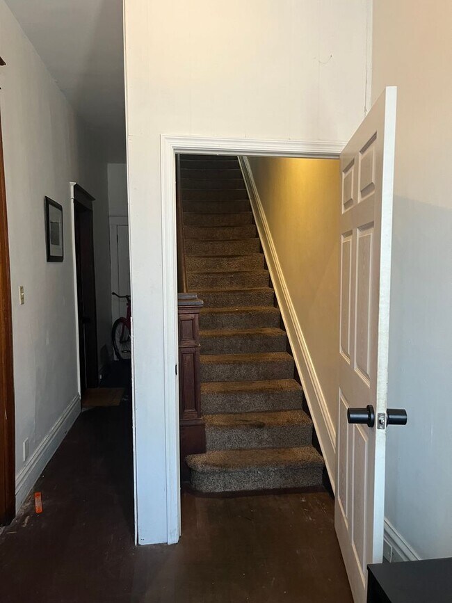 Building Photo - 415-417 W Washington St