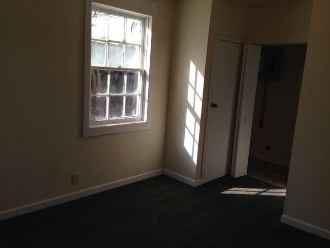 Building Photo - 206 Byron Hurst St