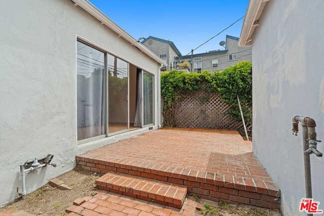 Building Photo - 11813 Gateway Blvd