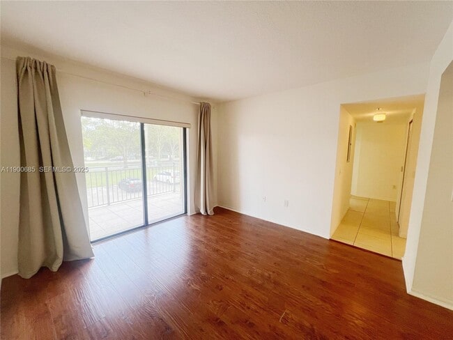 Building Photo - 9340 Fontainebleau Blvd